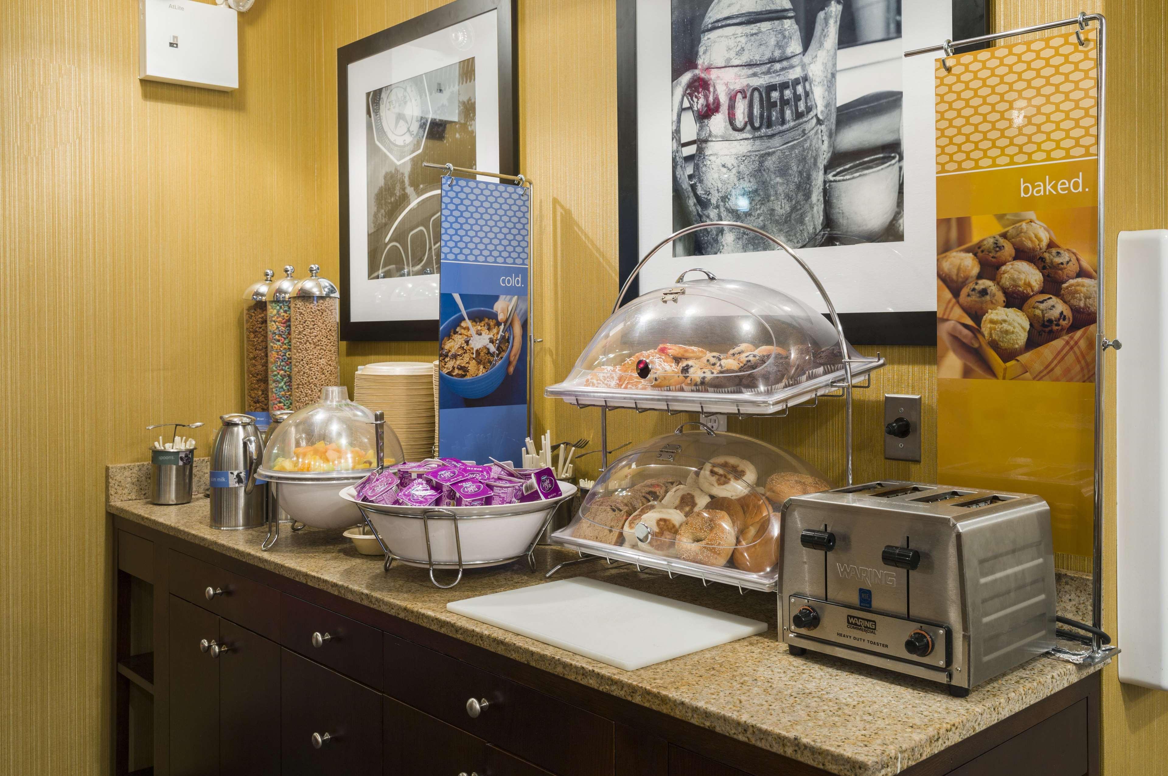Hampton Inn Seaport Financial District New York Bagian luar foto